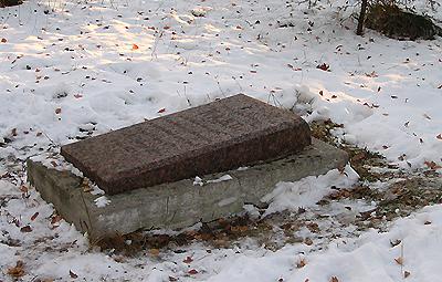 плита на могиле Кадо, любимой собаки Некрасова