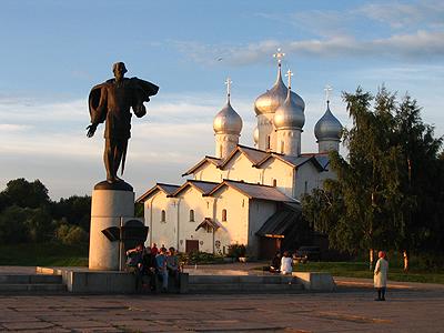 Памятник Александру Невскому и церковь Бориса и Глеба в Плотниках