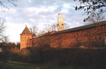 Кремлевская стена и Митрополичья башня