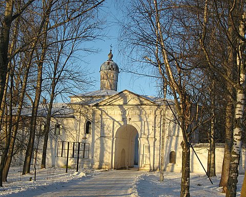 Вход в монастырь и церковь Сретения