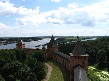 Вид на реку Волхов, башни Княжую, Спасскую и Дворцовую со смотровой площадки башни Кокуй