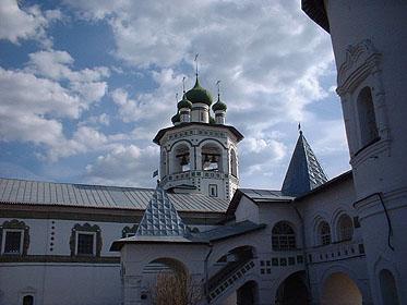 Звонница и крыльцо трапезной Вяжищского монастыря