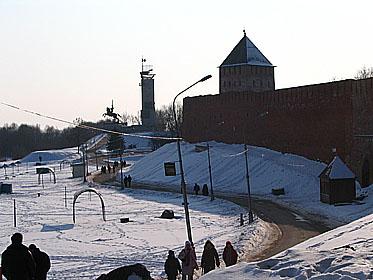 Дворцовая башня и монумент Победы