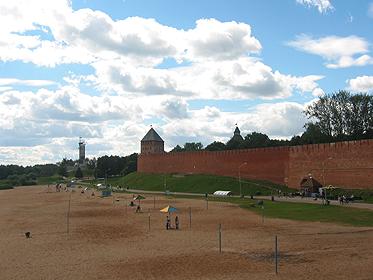 Вид стен и башен кремля с пешеходного моста