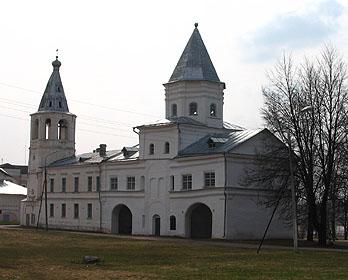 Колокольня и воротная башня гостиного двора (Гридница)